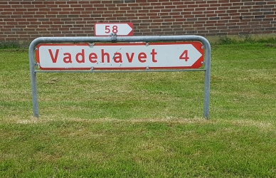 Skilt med kilometerafstand til Vadehavet