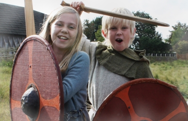 krigerbørn ved langhuset krigerbørn ved langhuset