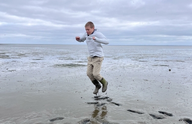 Foto af hoppende dreng på vade. Foto Xenia Salomonsen