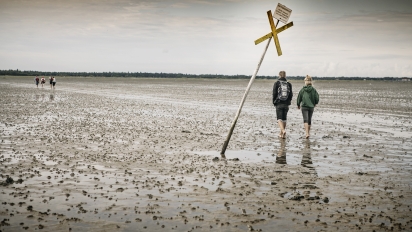Mennesker på vej til Langli Foto: Red Star